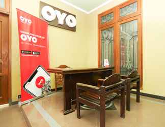 Lobi 2 OYO 771 Kembang Kuning Residence Syariah