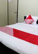 BEDROOM OYO 752 Abz Guest House Syariah