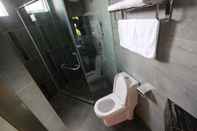 Toilet Kamar Pantai Regal Boutique Hotel