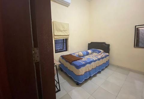 Bedroom OYO 90548 Kika Homestay