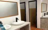 Phòng tắm bên trong 3 Capital O 90443 Aigoh Hotel
