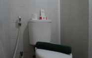 Toilet Kamar 5 Relax & Comfy 2BR Apartment at Puri Mas