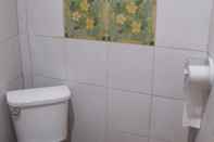 In-room Bathroom Ban Khun Rin Homestay