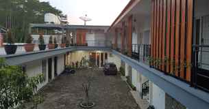 Crystal Inn Pasuruan, THB 476.92