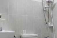 Toilet Kamar OYO 165 Circle-b Apartelle & Suites