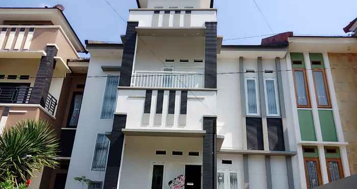 Exterior AL Villa Batu 3BR near Museum Angkut at Kusuma Estate Kav 23 with Bathub, Gazebo, and Playground