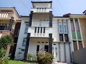 Exterior 4 AL Villa Batu 3BR near Museum Angkut at Kusuma Estate Kav 23 with Bathub, Gazebo, and Playground