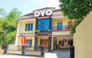 Exterior 4 OYO 895 Mahameru Residence Near RS Condong Catur