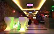 Bar, Kafe dan Lounge 7 Uptown Hotel