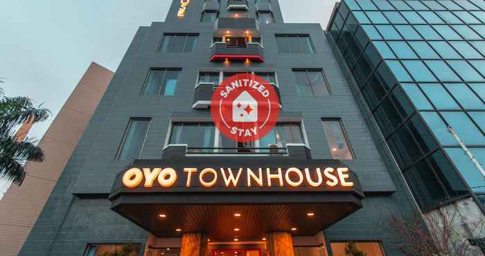 Bangunan Super OYO Townhouse 1 Hotel Salemba