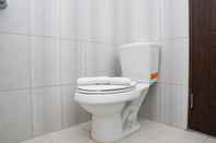 Toilet Kamar Convenient Studio at Galeri Ciumbuleuit 2 Apartment by Travelio