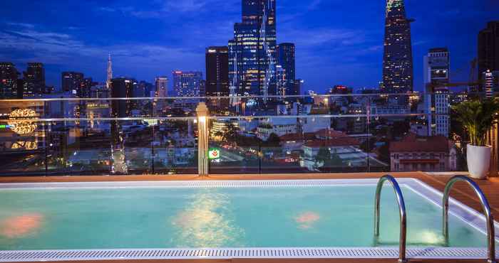Hồ bơi Winsuites Saigon - Luxury Boutique Hotel