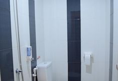 In-room Bathroom 7 Ray Inn Hotel