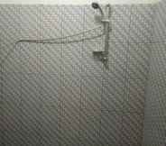 In-room Bathroom 4 Umbu Dhigo Homestay Waingapu
