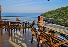 ร้านอาหาร 3 Yellow House Koh Si Chang