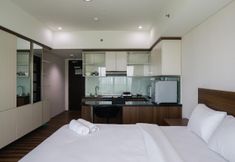 Kamar Tidur 7 City View Studio Apartment at Tamansari La Grande by Travelio