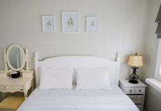 Phòng ngủ 6 Elegant 1BR Parahyangan Residence Apartment With Mountain View by Travelio