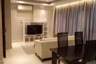 Lobi Strategic Room at The Windsor Apartment Near Lippo Puri and Puri Indah Mall