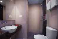 Phòng tắm bên trong favehotel Hasyim Ashari