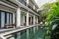 Kolam Renang OYO 785 Van Mandri Guest House