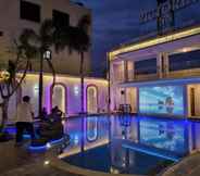 Hồ bơi 4 Victoria Inn Manado