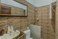 In-room Bathroom Lumbung Jaya Guest House