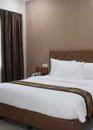 BEDROOM Mr J Suites Hotel Tegal