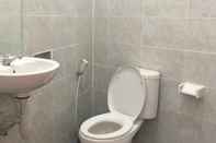 Phòng tắm bên trong Smart Residences Gading Serpong by Taslim Property