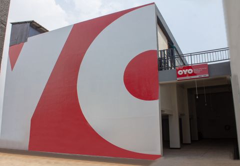 外部的 OYO 737 Kamar Keluarga Mahkota 8 Near Rs Bhayangkara