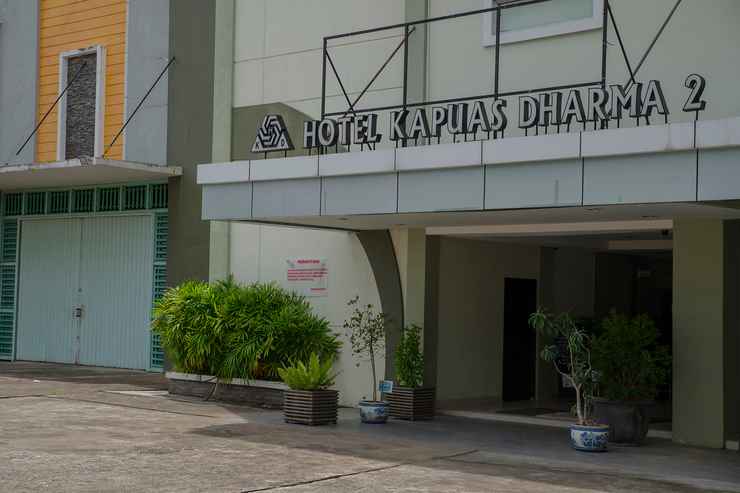EXTERIOR_BUILDING Capital O 988 Hotel Kapuas Dharma 2