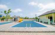 Swimming Pool 2 OYO 921 Hotel Ratu Pantai