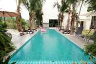 Swimming Pool Porestva Hotel Sriracha