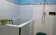 Toilet Kamar 6 Han's Homestay