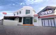 Luar Bangunan 2 OYO 966 Dinda Guesthouse