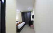 Kamar Tidur 6 Kuta Airport Insta Hotel