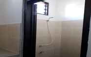 In-room Bathroom 4 Anugerah Guesthouse