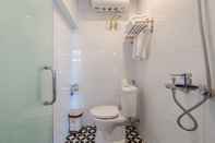 Toilet Kamar The Poppy Villa & Hotel