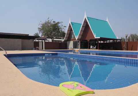 Swimming Pool Thanachol Resort
