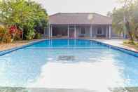 Swimming Pool OYO 1395 Carita Asri Villas & Resort