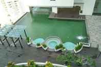 Kolam Renang Silverscape Family Studio Suite 