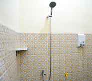 In-room Bathroom 7 Haura Syariah Homestay