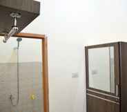 In-room Bathroom 6 Haura Syariah Homestay