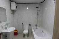 Toilet Kamar Royal White Elephant Hotel