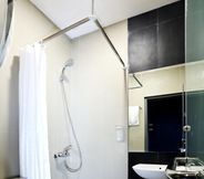 In-room Bathroom 3 Bobotel Gatot Subroto Medan