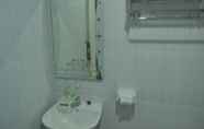 Toilet Kamar 4 Dewondaru Home Stay