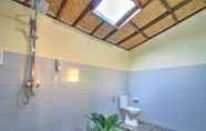 Toilet Kamar 6 Ayu Hill Bungalows Nusa Penida