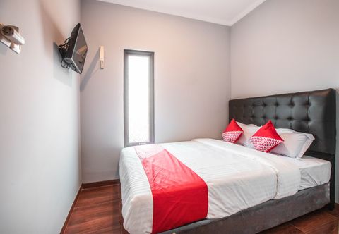 Bedroom OYO 842 Arafuru Residence Near Rs Duren Sawit