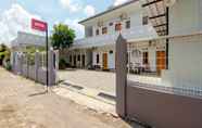 Bangunan 3 OYO Living 2217 Permana Guesthouse Syariah