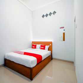Bedroom 1 OYO Living 2217 Permana Guesthouse Syariah, Warung Bu Trimah Hotels