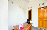 Lobi 5 OYO Living 2217 Permana Guesthouse Syariah